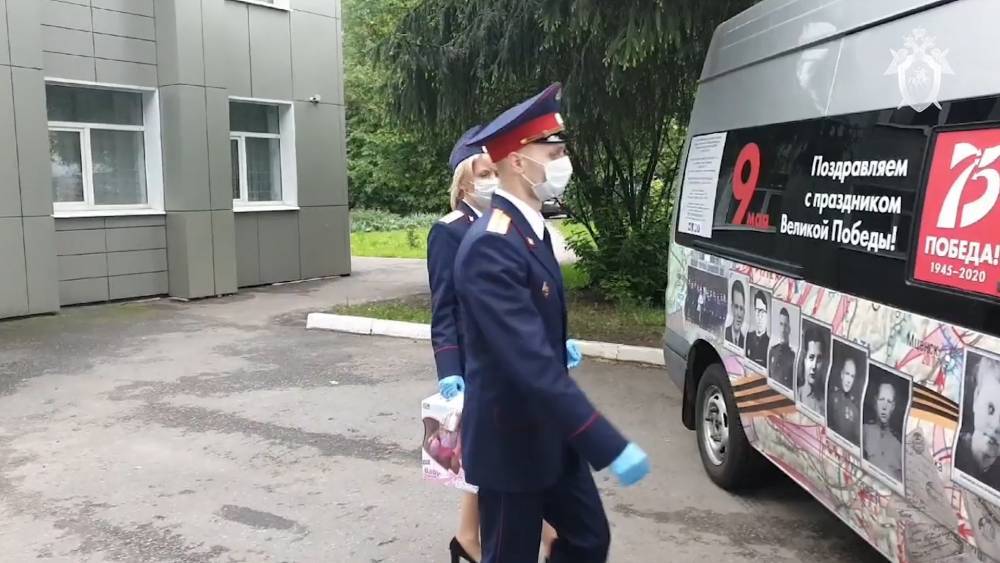 Следователи пришли с подарками к спасенной в Брянске девочке (видео) - tvc.ru - Брянск - Брянская обл.