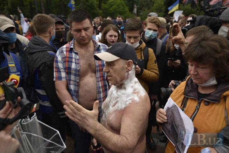 Арсен Аваков - Спустя ровно 15 лет мужчина снова поджог себя у стен Верховной Рады - 24news.com.ua - Украина