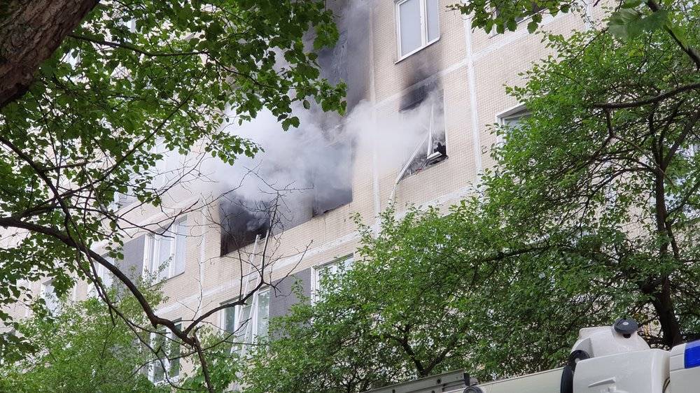 Взрыв и пожар произошли в многоэтажке на юге Москвы (видео) - tvc.ru - Москва