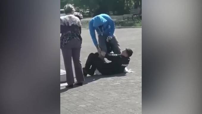В Магнитогорске между нарушителем масочного режима и полицейскими с дубинками произошла драка - piter.tv - Магнитогорск
