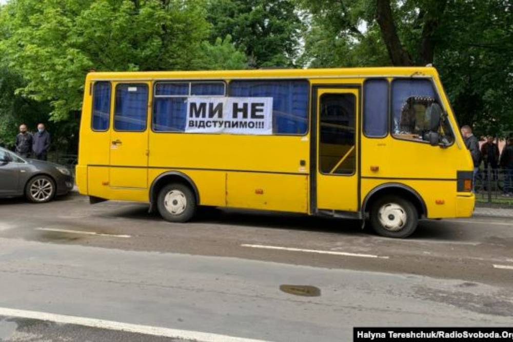 Восстановление сообщения между городами: Под зданием Львовской ОГА протестуют перевозчики - vkcyprus.com
