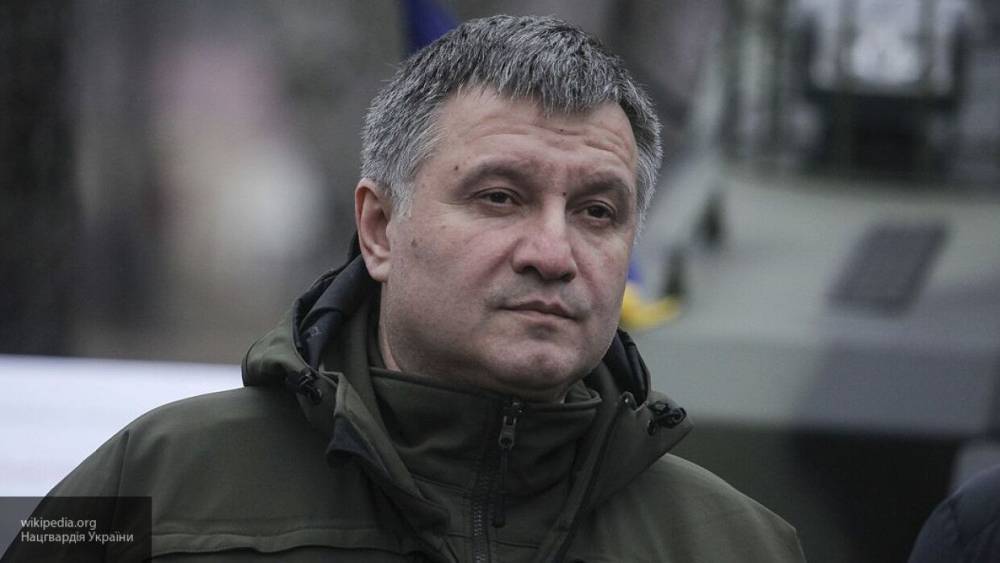 Арсен Аваков - Ярослав Железняк - Сотни украинцев пришли к зданию Рады требовать отставки Авакова - polit.info - Украина - Киев