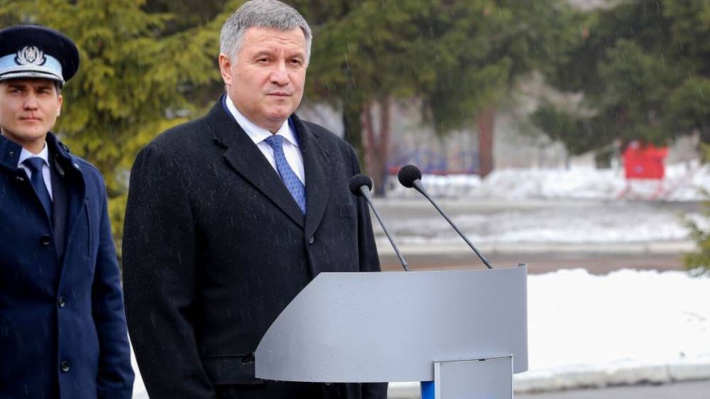 Арсен Аваков - Противники Авакова сожгли возле Рады в Киеве милицейский УАЗ - riafan.ru - Украина - Киев
