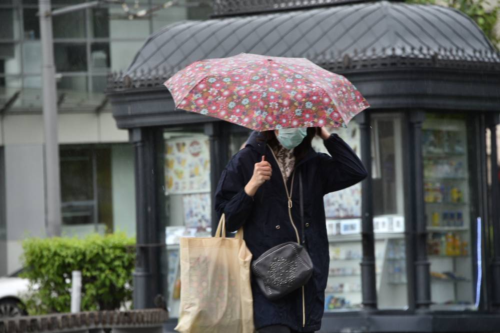 Москвичей предупредили о сильных дождях и ветре до конца дня - vm.ru - Москва - Россия