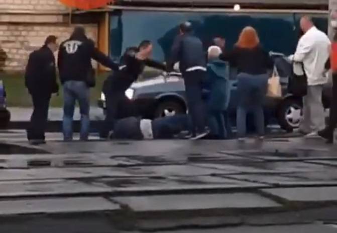 «Побили его сильно»: пасажиры жестоко избили водителя трамвая после просьбы надеть маски. Видео - elise.com.ua - Украина - Киев