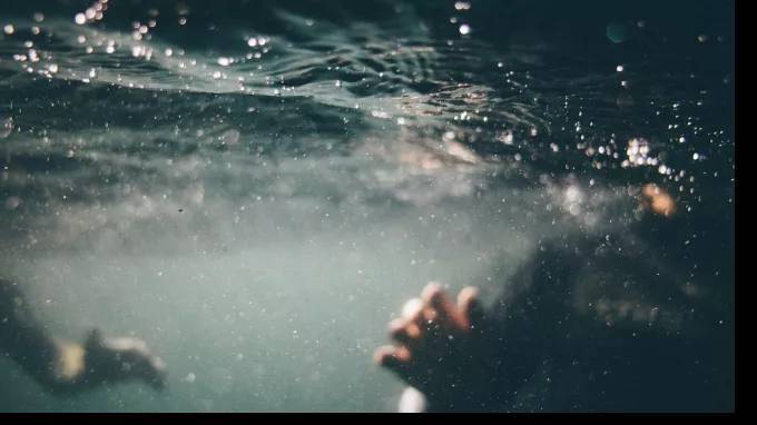 Житель Подмосковья устроил заплыв по затопленной улице - piter.tv - Москва - Московская обл.