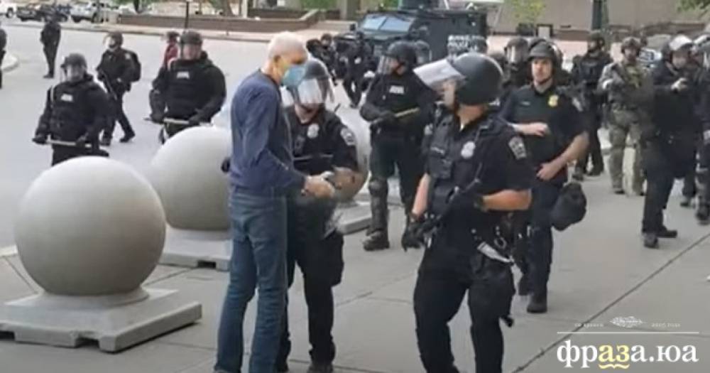 Джордж Флойд - Появилось видео, как во время протестов в американском Буффало полицейские жестоко избили старика - 24news.com.ua - США