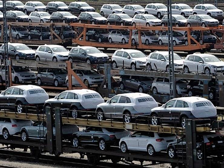 Российский авторынок вылетел в кювет: Спад продаж превысил 50% - newsland.com - Москва - Россия - Санкт-Петербург