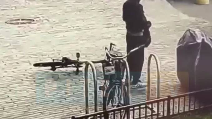 Жадный воришка в Мурино похитил велосипед и чехол с мотоцикла - piter.tv