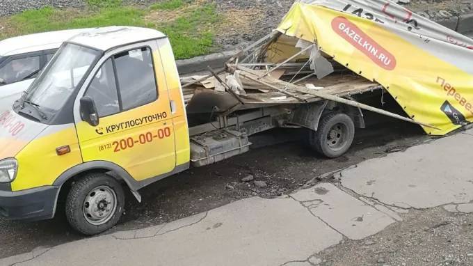 "Мост глупости" на Южном шоссе поймал новый фургон - piter.tv - Санкт-Петербург