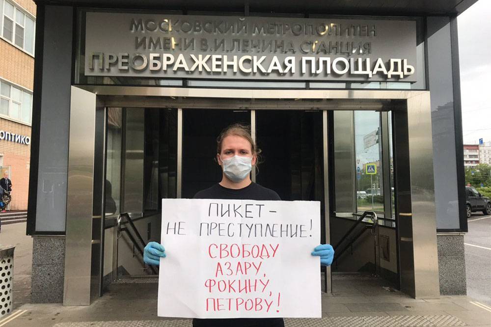 Илья Азар - Владимир Воронцов - В Москве и Петербурге задержали участников одиночных пикетов - rtvi.com - Москва - Россия - Санкт-Петербург