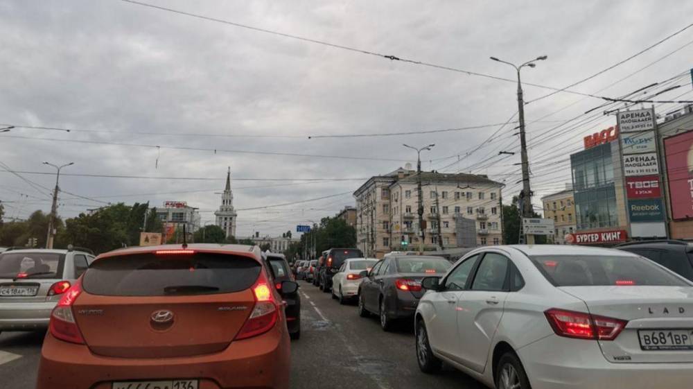 Огромные пятничные пробки вернулись в Воронеж спустя два месяца самоизоляции - vestivrn.ru - Воронеж