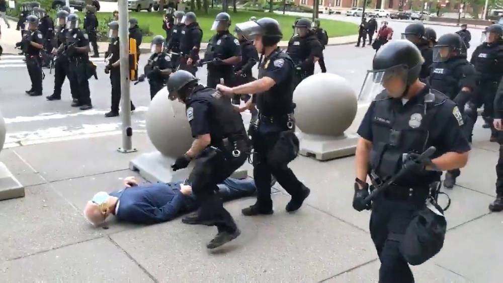 Джордж Флойд - Не учатся на ошибках: в США копы сбили с ног дедушку во время протестов – видео - 24tv.ua - США - Буффало