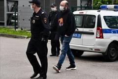 Илья Азар - Владимир Воронцов - Задержанных в Москве за пикеты в поддержку Азара отпустили из полиции - interfax.ru - Москва - Россия