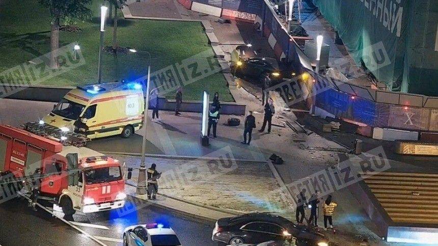 Уличная камера зафиксировала момент пролета Astin Martin по тротуару в Москве - 5-tv.ru - Москва
