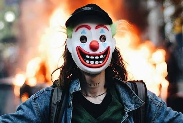 Хоакин Феникс - Мужчину в маске Джокера обвинили в поджоге полицейской машины во время акции протеста в Чикаго - usa.one - New York - Chicago - Протесты