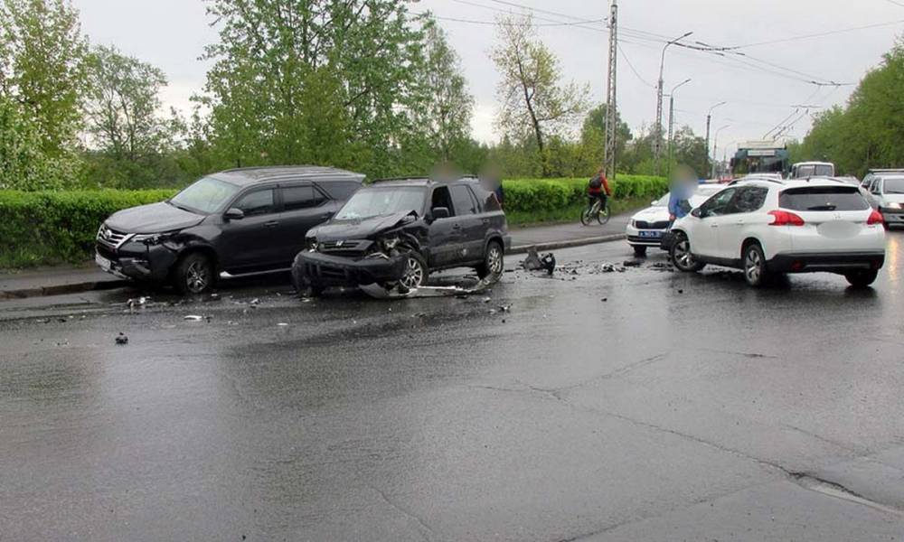 В Петрозаводске три автомобиля жестко столкнулись на сложном перекрестке - gubdaily.ru - Петрозаводск