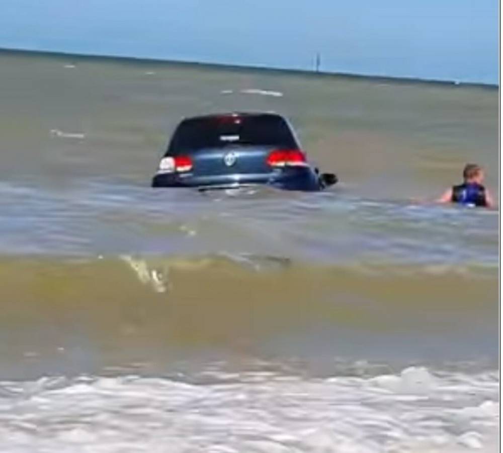 Машина-амфибия: горе-водитель пытался спасти унесенное морем авто – видео - 24tv.ua - США - Англия