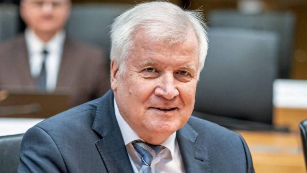 Хорст Зеехофер - Берлин - Зеехофер рассказал, когда в Германии возобновят футбольные матчи с присутствием болельщиков - germania.one - Германия