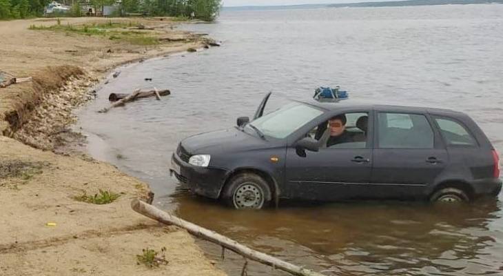 На Волге «Калина» сползла с обрыва прямо в реку - pg21.ru - респ. Чувашия - Чебоксары