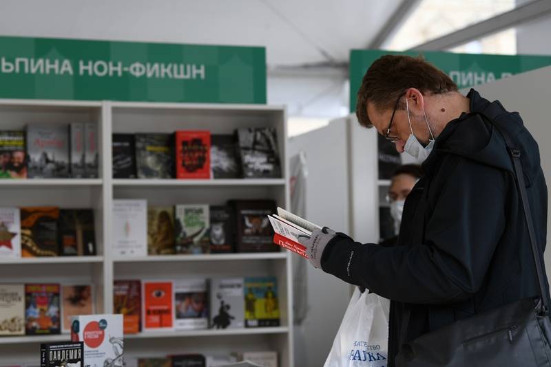 Александр Пушкин - На безопасном расстоянии: как проходит книжный фестиваль в Москве - tvc.ru - Москва