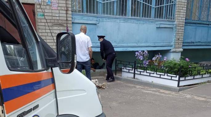 Спецслужбы съехались в воронежский двор из-за «трупа» под балконом - moe-online.ru - Воронеж