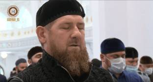 Рамзан Кадыров - Жителей Чечни возмутило нарушение Кадыровым масочного режима в мечети - kavkaz-uzel.eu - респ. Чечня