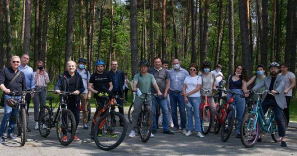 Юлия Мендель - Слуга народа: Зеленский устроил встречу с журналистами на велосипедах - ren.tv - Украина