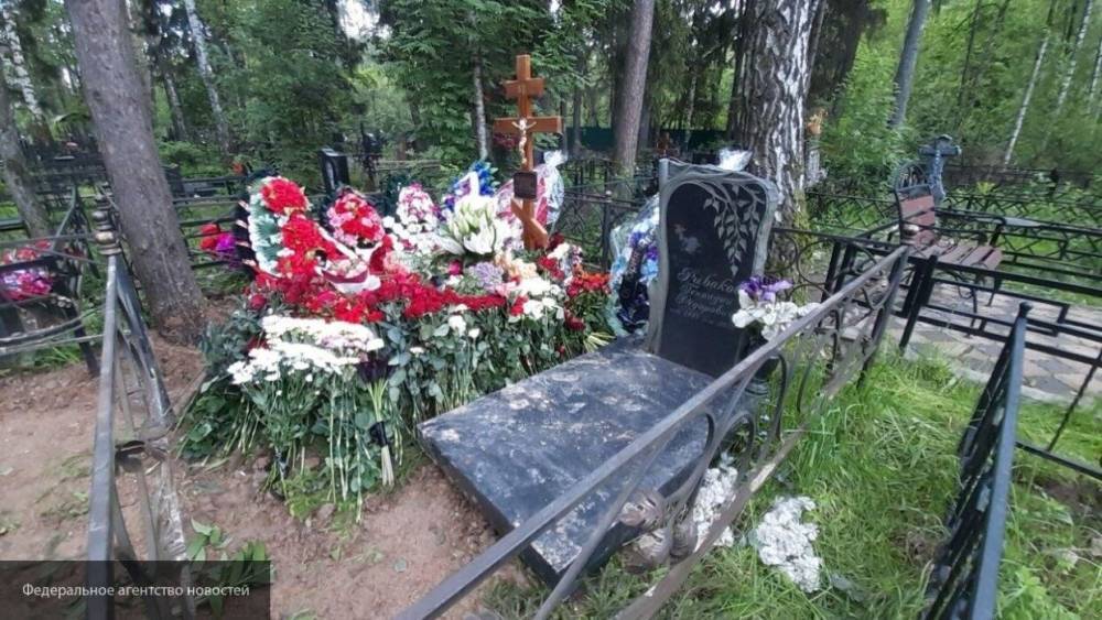 Евгений Попов - Андрей Норкин - Юлия Норкина - СМИ: похороны любимой матери организовал сын Юлии Норкиной от первого брака - nation-news.ru - Россия