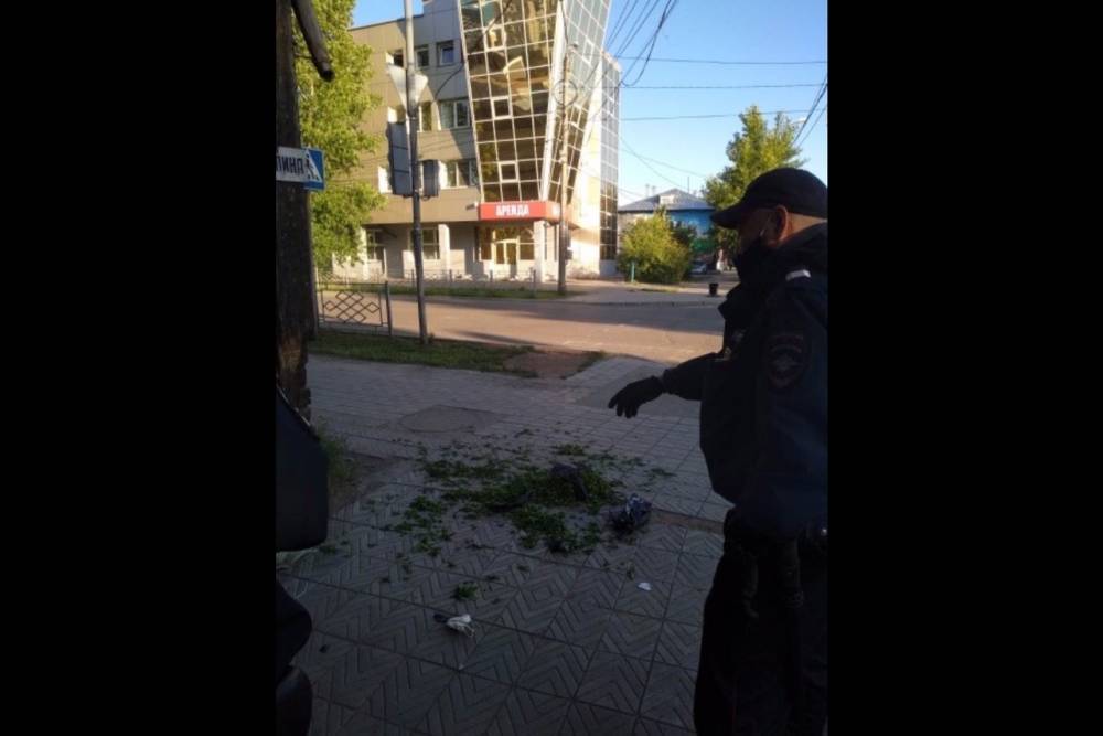 В Улан-Удэ мужчина рассыпал марихуану перед полицейскими в центре города - infpol.ru - Россия - Улан-Удэ - респ.Бурятия