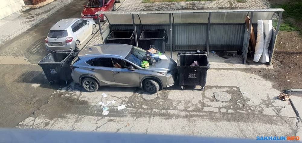 Жители комплекса "Адмирал" забаррикадировали авто, припаркованное у контейнеров - sakhalin.info - Южно-Сахалинск