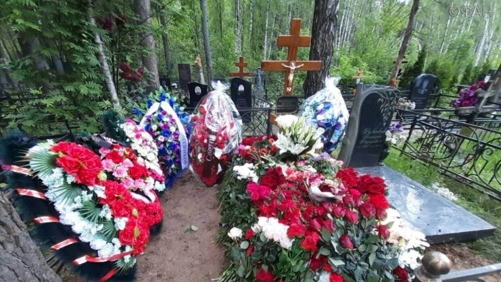 Евгений Попов - Юлия Норкина - Организацию похорон Юлии Норкиной взял на себя ее сын от первого брака - riafan.ru - Москва - Россия