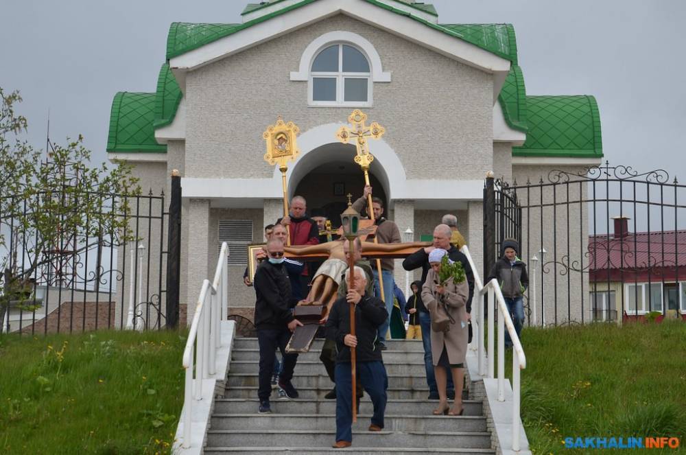 Жители Кунашира приняли участие в крестном ходе на Троицу - sakhalin.info - Россия - Курильск
