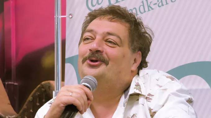 Дмитрий Быков - Дмитрий Быков рассказал о любимом месте в Петербурге и новой книге - piter.tv - Санкт-Петербург - Петербург
