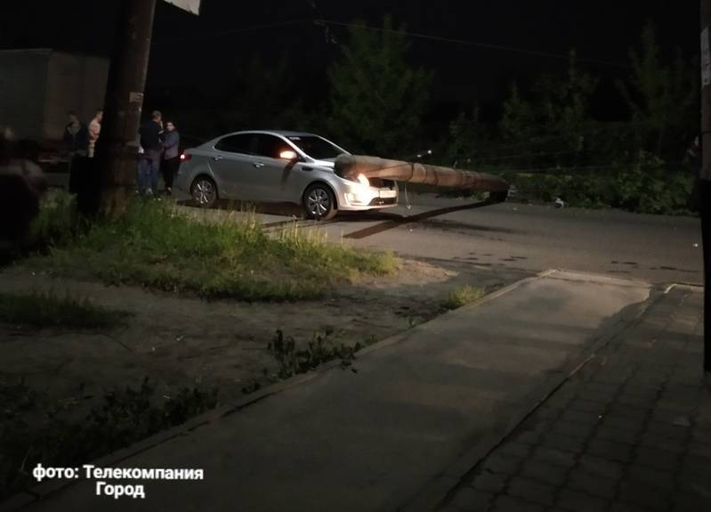 На улице Станкозаводской в Рязани автомобиль снёс столб - 7info.ru - Рязань