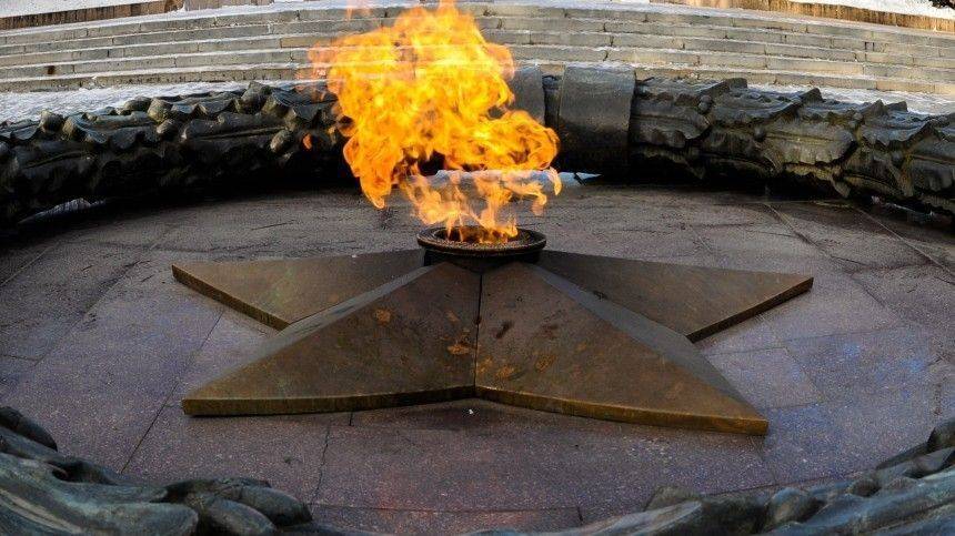 Неизвестный в Приморье развалился в чаше Вечного огня и покурил - 5-tv.ru - Приморье край - Артем