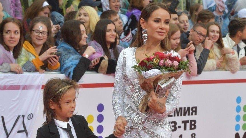Айза Анохина - Айза Анохина рассказала, что их с Гуфом сын страдает из-за плохой репутации отца - 5-tv.ru