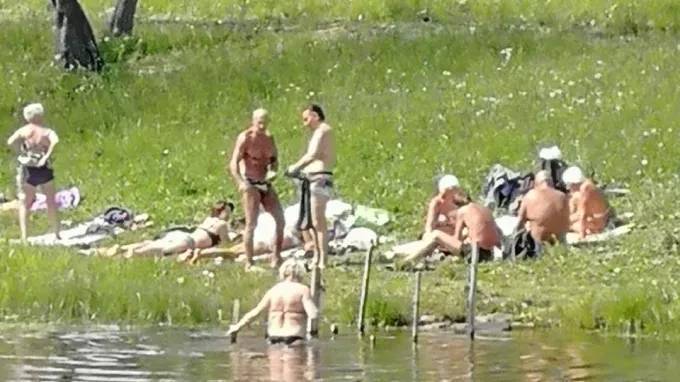 Петербуржцы решили открыть купальный сезон в парке Интернационалистов - piter.tv - Смоленск - Санкт-Петербург