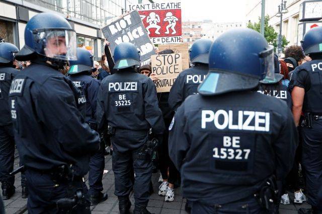 В Берлине на акции против расизма полиция задержала более 90 человек - aif.ru - Лондон - Франция - Париж - Берлин