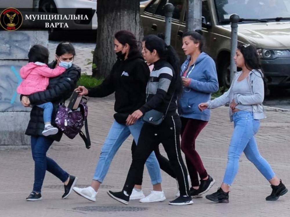 Банда в Киеве возле мэрии ограбила женщину с ребенком - 24news.com.ua - Киев