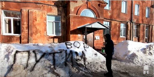 В.В.Путин - Кемеровского блогера оштрафовали из-за видео, где трактор убирает сугроб с надписью «Путин вор» - theins.ru - Россия - Кемерово