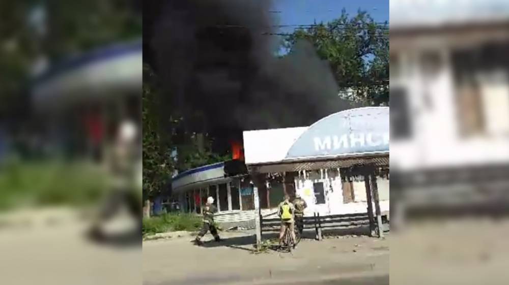 В Воронеже у остановки сгорел продуктовый магазин: появилось видео - vestivrn.ru - Воронеж
