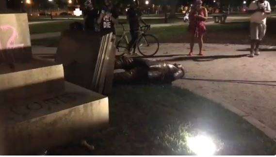 «История повторяется»: В США протестующие начали войну с памятниками - news-front.info - USA - штат Виргиния