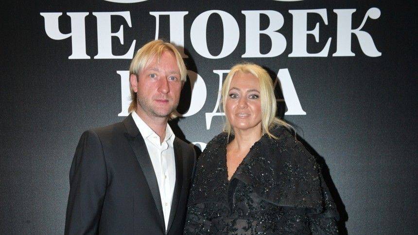 Яна Рудковская - Евгений Плющенко - «Не надоело?»: Рудковская с Плющенко и сыном показали танец с очками - 5-tv.ru