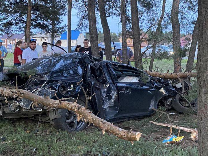 В Воронеже «Форд» снёс столб и влетел в деревья: водитель погиб - moe-online.ru - Воронеж