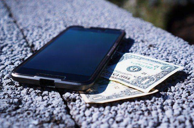 Арсений Щельцин - Эксперт рассказал, опасно ли ставить на смартфоны приложение банков - aif.ru