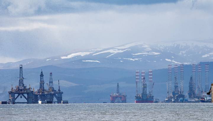 Александр Новак - Цена нефти Brent превысила 43 доллара впервые с 6 марта - vesti.ru - Россия