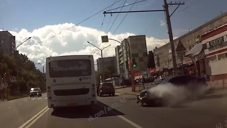 Момент ДТП в Кемерове со сбежавшим с места водителем попал на видео - gazeta.a42.ru - Кемерово