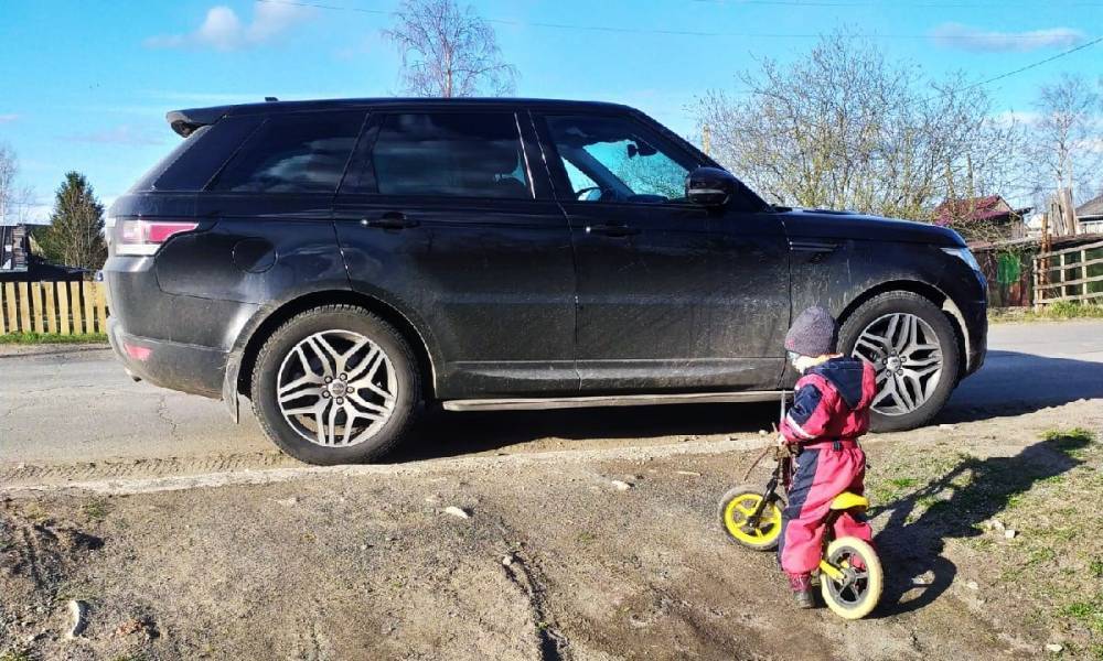 Въезд в наш частный дом перегородил черный джип. Мы сразу поняли: здесь что-то не так… - gubdaily.ru