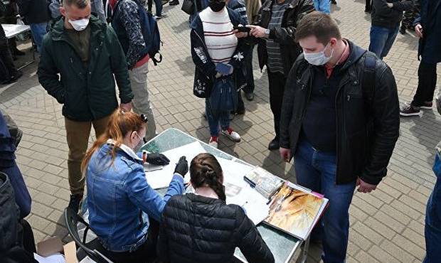 Павел Северинец - В Белоруссии во время сбора подписей в поддержку независимых кандидатов в президенты задержали 13 человек - og.ru - Белоруссия - Минск - Гомель